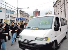 Solidaridad con el Gobernador, intendentes y funcionarios, por los huevazos en Olavarría 2 huevazos+scioli