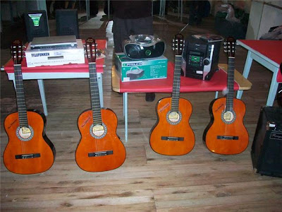Se entregaron guitarras a los centros culturales y al Centro Comunitario Las Quintas 3 guitarras