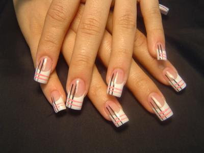 uñas oscuras cortas