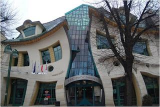 The Crooked House (Sopot, Poland) The Crooked House (Sopot, Poland)
