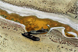 Botes Encalhados no mar seco de Aral, Kazakhstan