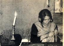 Eva Del Carmen Cofré, esposa del Colono Isaías Emhart, tejiendo. Labor típica de las mujeres de la época