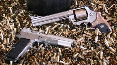 Пистолет Bren Ten вместе с револьвером S&W 610