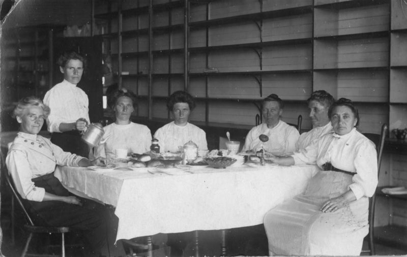 [800px-Ladies-having-tea-doughnut-on-a-fork-1900s.jpg]