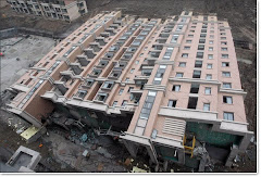Edificio cai ainda em construção completamente na China.