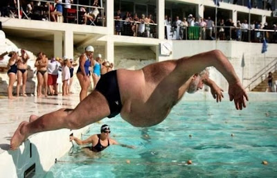 una gordi en la piscina