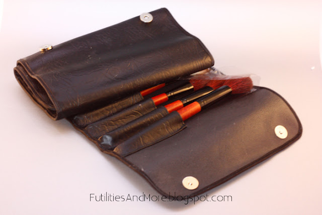 31 pcs brushes kit 31 pcs brushes kit, make up brushes set, make up brushes kit, beauty factory, futilitiesandmore.blogspot.com, futilities and more, make up for asian, futilitiesandmore