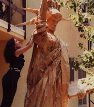 carola haciendo su estatua de la libertad de 4 metros de altura en papel maché en Los Angeles