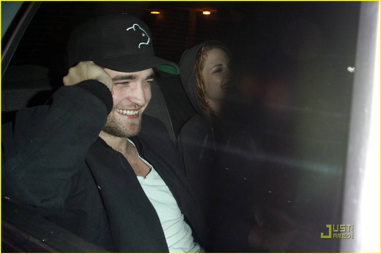 http://2.bp.blogspot.com/_N3p8Hr7iXkw/TLLWbYl3UlI/AAAAAAAAFXk/8rhYVBzUy_s/s1600/robert-pattinson-kristen-stewart-taxi-04.jpg