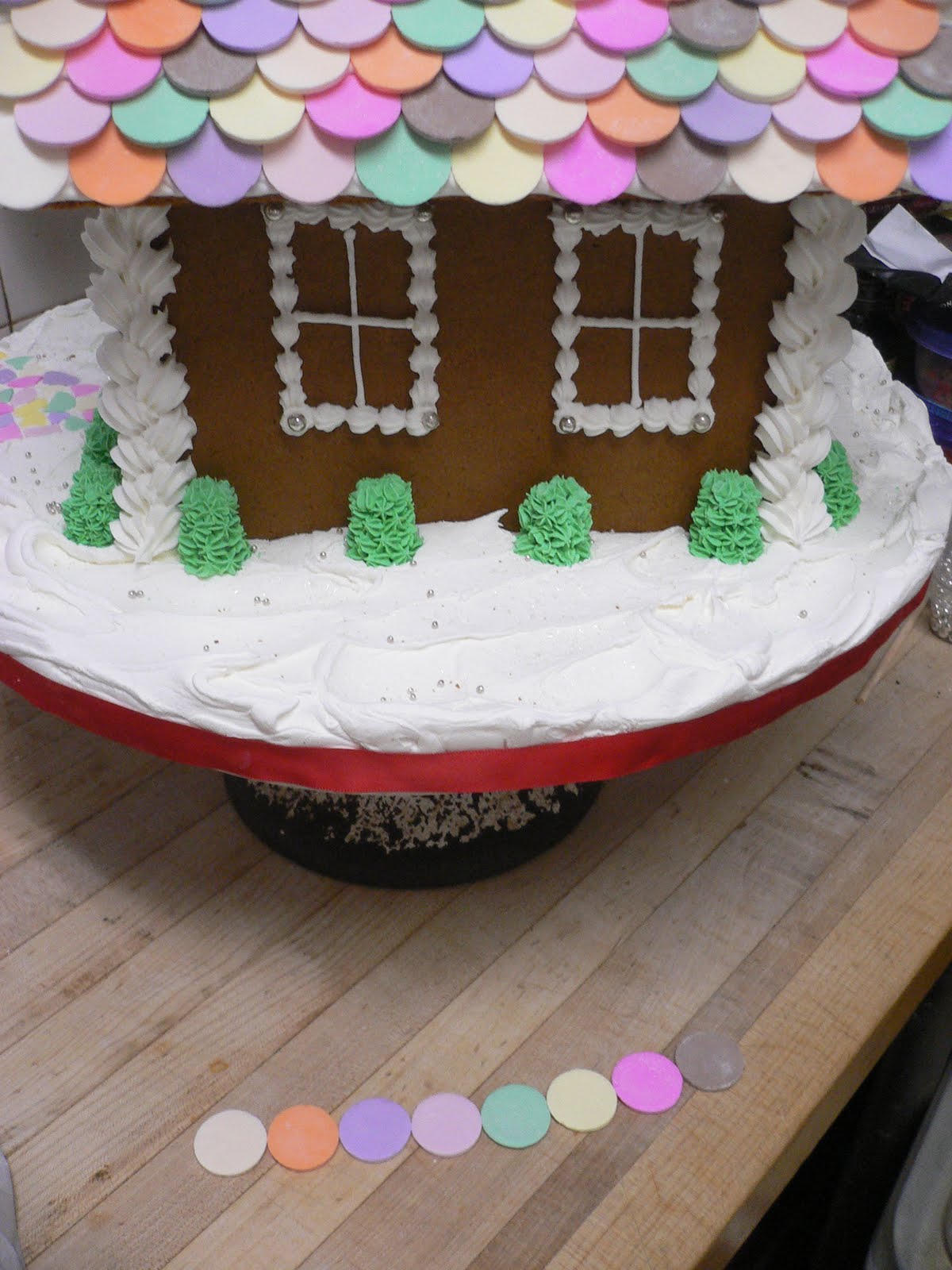 Victoria Love's Sweets Finishing the Gingerbread House Happy Holidays!