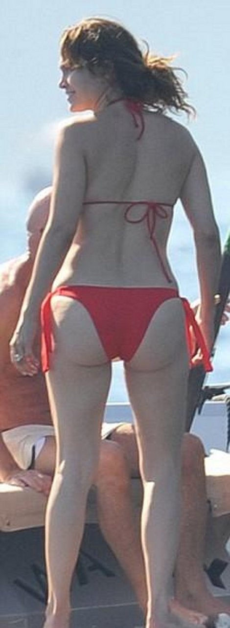 Jennifer Lopez Shows off Hot Body in a Sexy Red Bikini