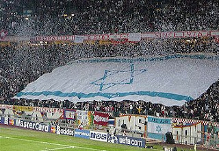 Fans holandeses del Ajax con bandera de Israel Fans holandeses del Ajax con bandera de Israel