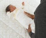 Cara membedong bayi yang baik