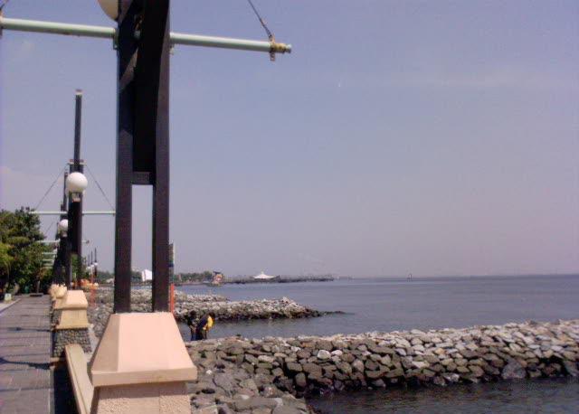 [Ancol+Beach.JPG]