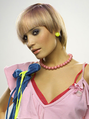 This cute short hairstyle also features layered bangs and