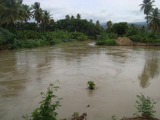Río Yaque se desborda y penetra en zonas agricolas‏