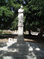 ESTATUA DE LAS MADRES