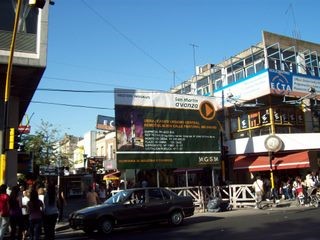 Cartel que indica el comienzo de obra de la nueva peatonal Belgrano