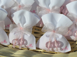 idee per bomboniere Sacchettino+lino+e+organza+con+perle+rosa