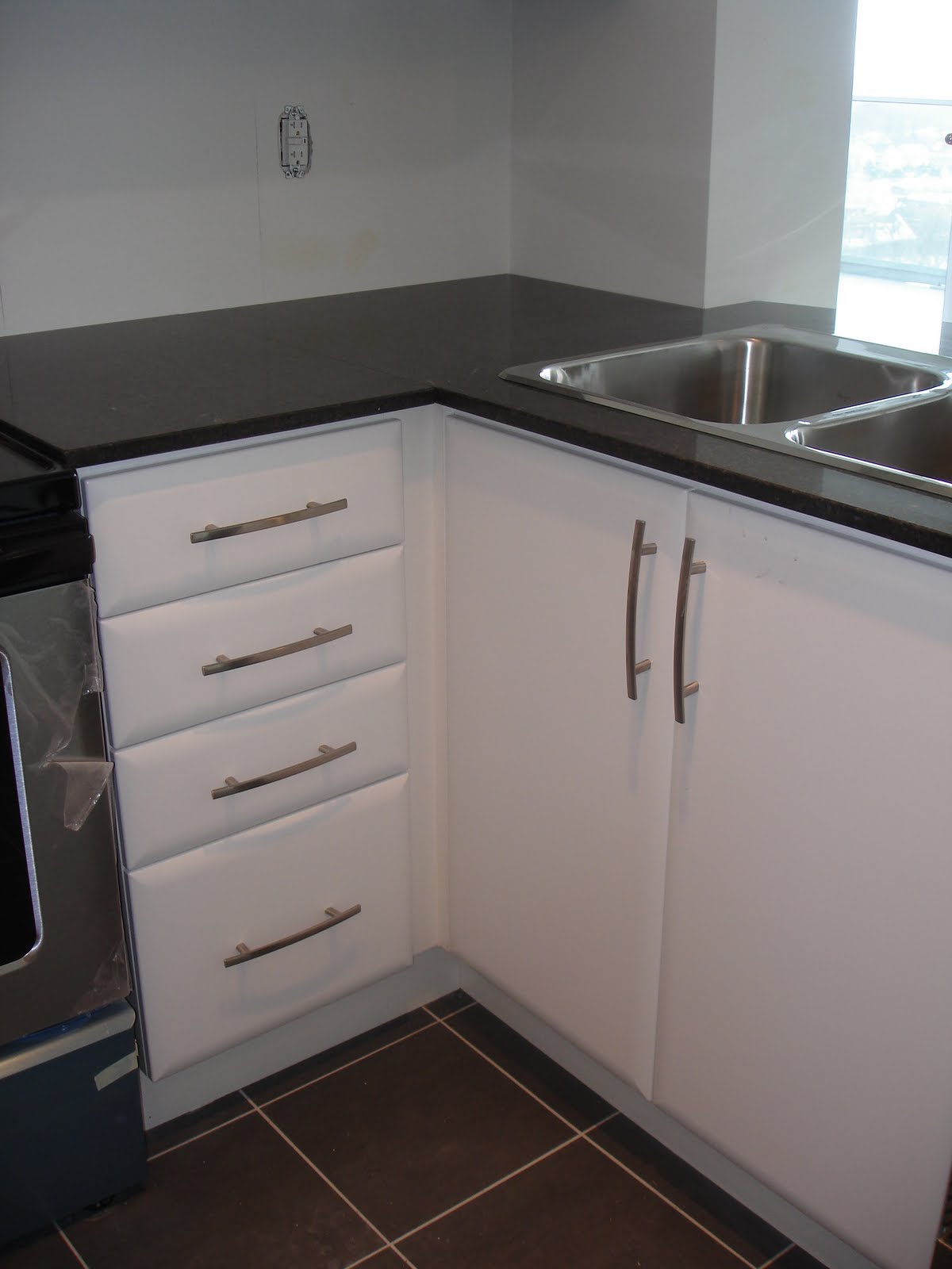 Mirrored kitchen backsplash The more conservative kitchen here above, uses clear mirror to its