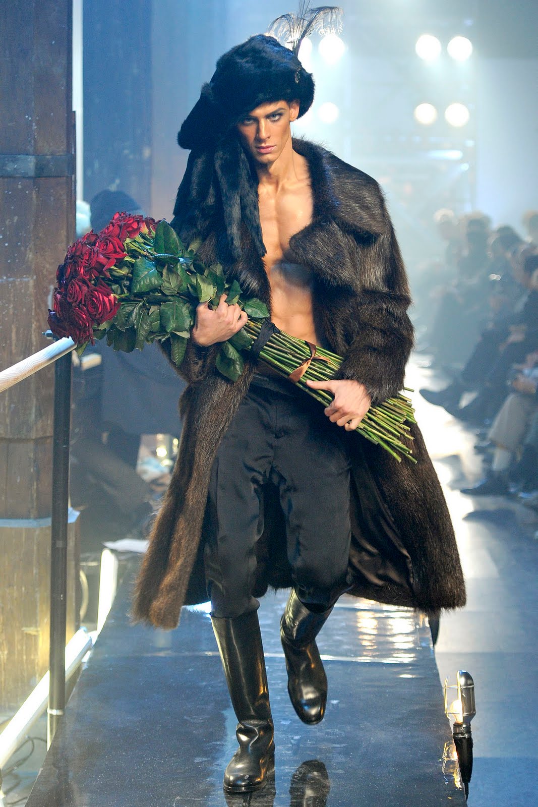 http://2.bp.blogspot.com/_NeLl9Q3tWok/TUDwosyFTWI/AAAAAAAAbGM/5JvkFYuj8uc/s1600/StanJoukJohnGalliano.jpg