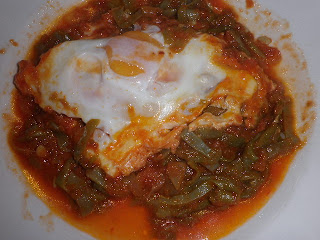 Judías Verdes Con Tomate Y Huevos Escalfados
