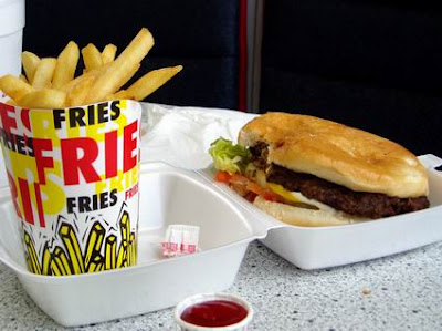 Cartofi prajiti si hamburger