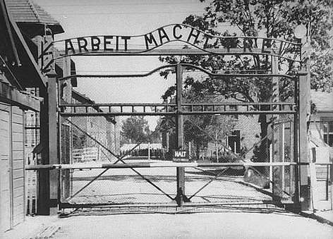 [Auschwitz_gate_brama_1940s[1].jpg]