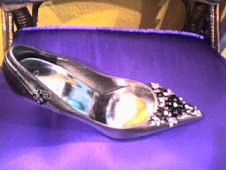 Zapato Bourne color plata con adorno en la pala nº 40 pvp 42€