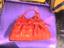 bolso rojo de tiffany con zapato haciendo juego