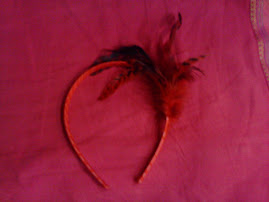 Diadema roja de plumas pvp 10€