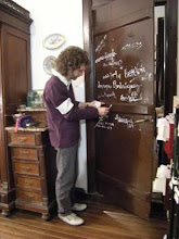 Firmando la puerta en ala Casa de A.Alisio.