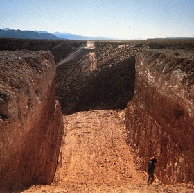 In Search of the Center: 28 days to go: Michael Heizer's Double Negative