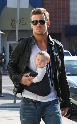 Άλλος ένας διάσημος μπαμπάς με το μωρό του σε μάρσιπο αγκαλιάς!