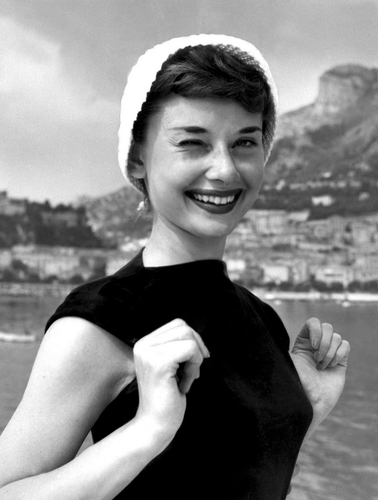 http://2.bp.blogspot.com/_O34jDb60pBk/TA0W3Q1BmQI/AAAAAAAAD5o/usIG7gts-B4/s1600/Audrey-Hepburn-audrey-hepburn-6395876-1280-1691.jpg