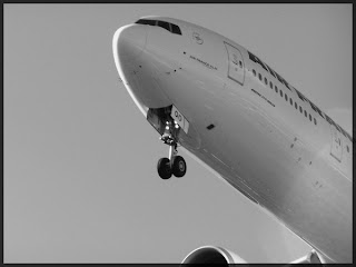 avion 777 de air france atterrissage à Orly et noir et blanc