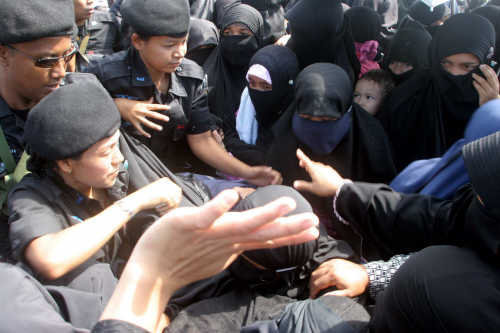 Coretan Sang Penentang Demokrasi: Koleksi Foto; Kekejaman ...