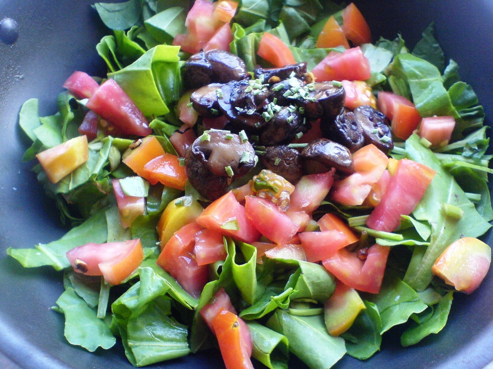 RAWk Me! Spinach, Mushroom, and Tomato Salad