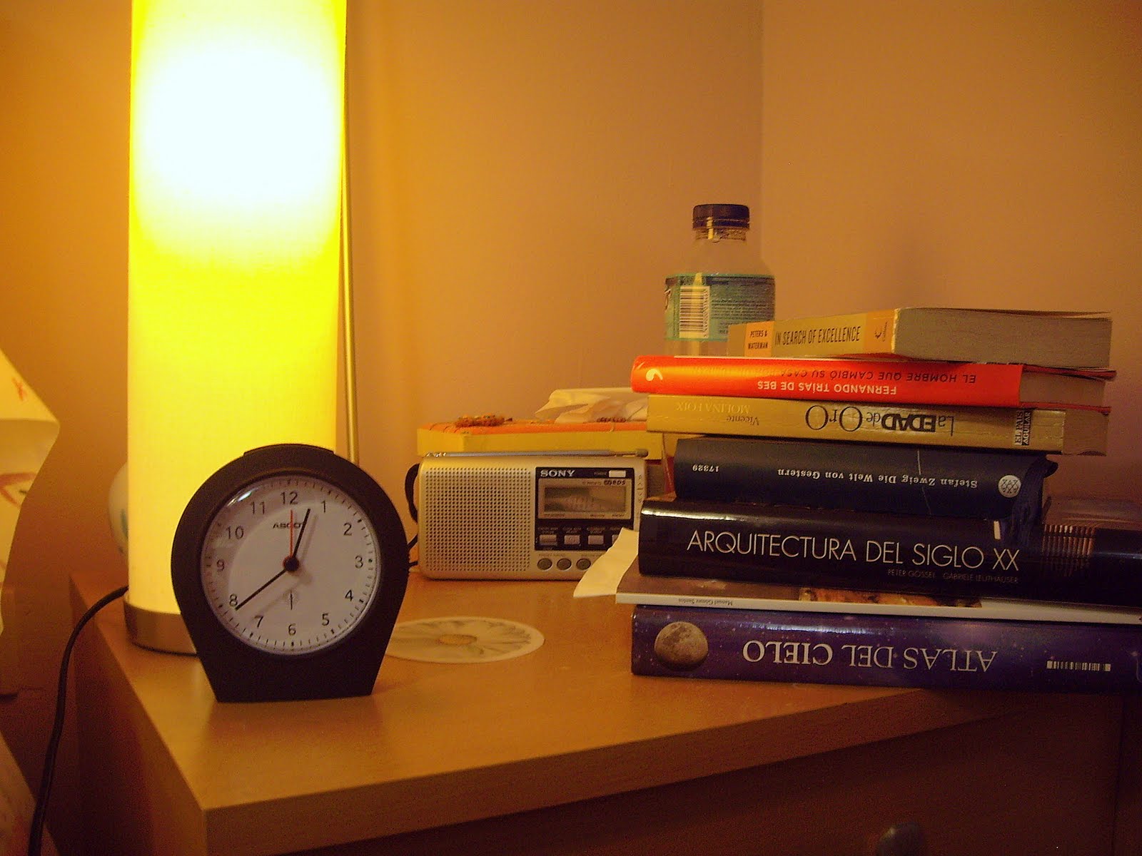 [foto+mesilla+noche+con+libros.JPG]