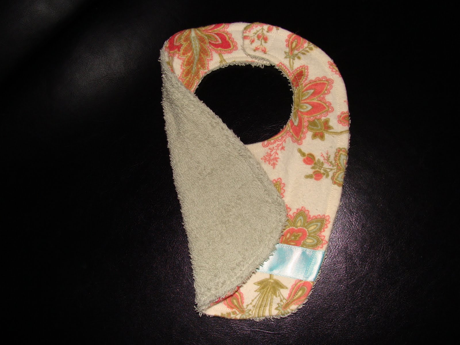 Shannon Sews Baby bibs and burp cloths make your own