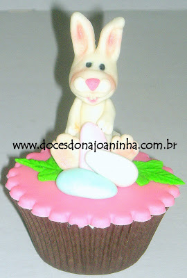 Cupcakes decorados com coelhinho da Páscoa e mini ovinhos Cupcakes decorados com coelhinho da Páscoa e mini ovinhos