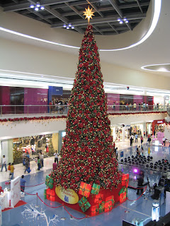 Giant Christmas tree at the Mall of Asia