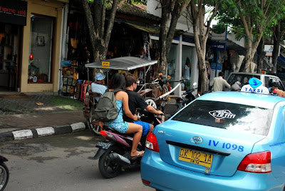 Di Bali, mereka dengan selamba bermotosikal tanpa memakai helmet