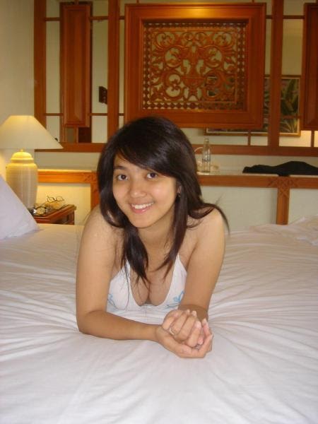 Pretty nude shemale sissy thumbs