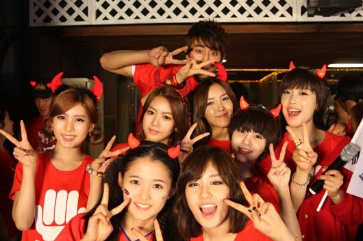   Throwback Thursday with T-ARA! v4 T-Ara+Cheering+for+World+Cup+2010+%285%29