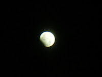 元日の月食:2010/1/1 4:26 CaplioR2 22mmF5.1 1/30s 135mm相当+x2デジタルズーム+x2トリミング+アンシャープマスク