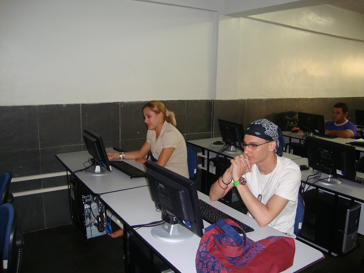 Cursistas de Formação de Professores para o Ensino Superior em atividades na sala de informática