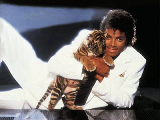 Tigres de Michael Jackson e hospitais irão se beneficiar com leilão de jaqueta  Michael_jackson_tiger+hold