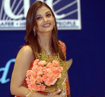aishwarya carrying flowers