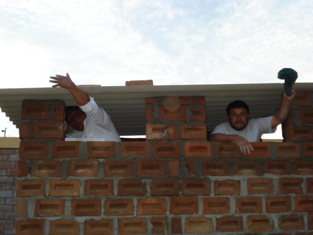 Fuimos a visitar a unos amigos a Picsi MENTIRA fue la colocacion del techo de los baños.